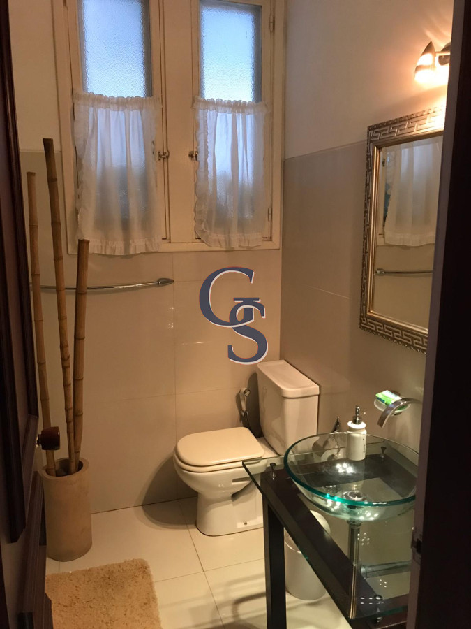 Casa ID.295237 - A la altura de parada 10 de Playa Mansa y a metros del mar. 