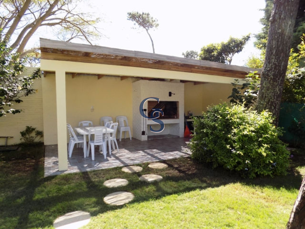 Casa ID.295230 - A pasos de conocida avenida y proxima a Playa Mansa.
