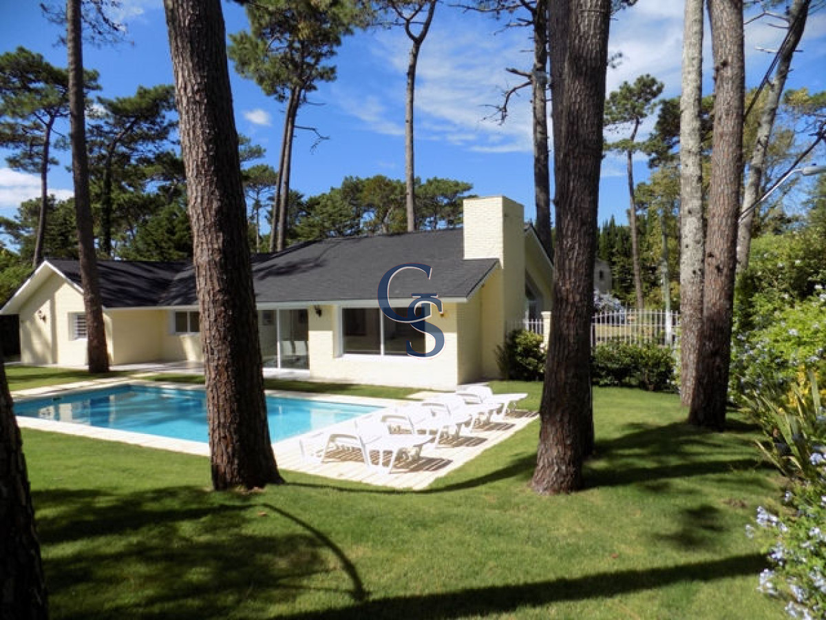 Casa ID.295230 - A pasos de conocida avenida y proxima a Playa Mansa.
