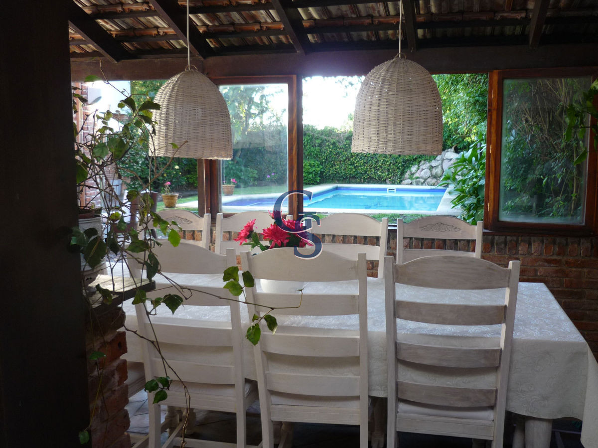 Casa ID.295237 - A la altura de parada 10 de Playa Mansa y a metros del mar. 