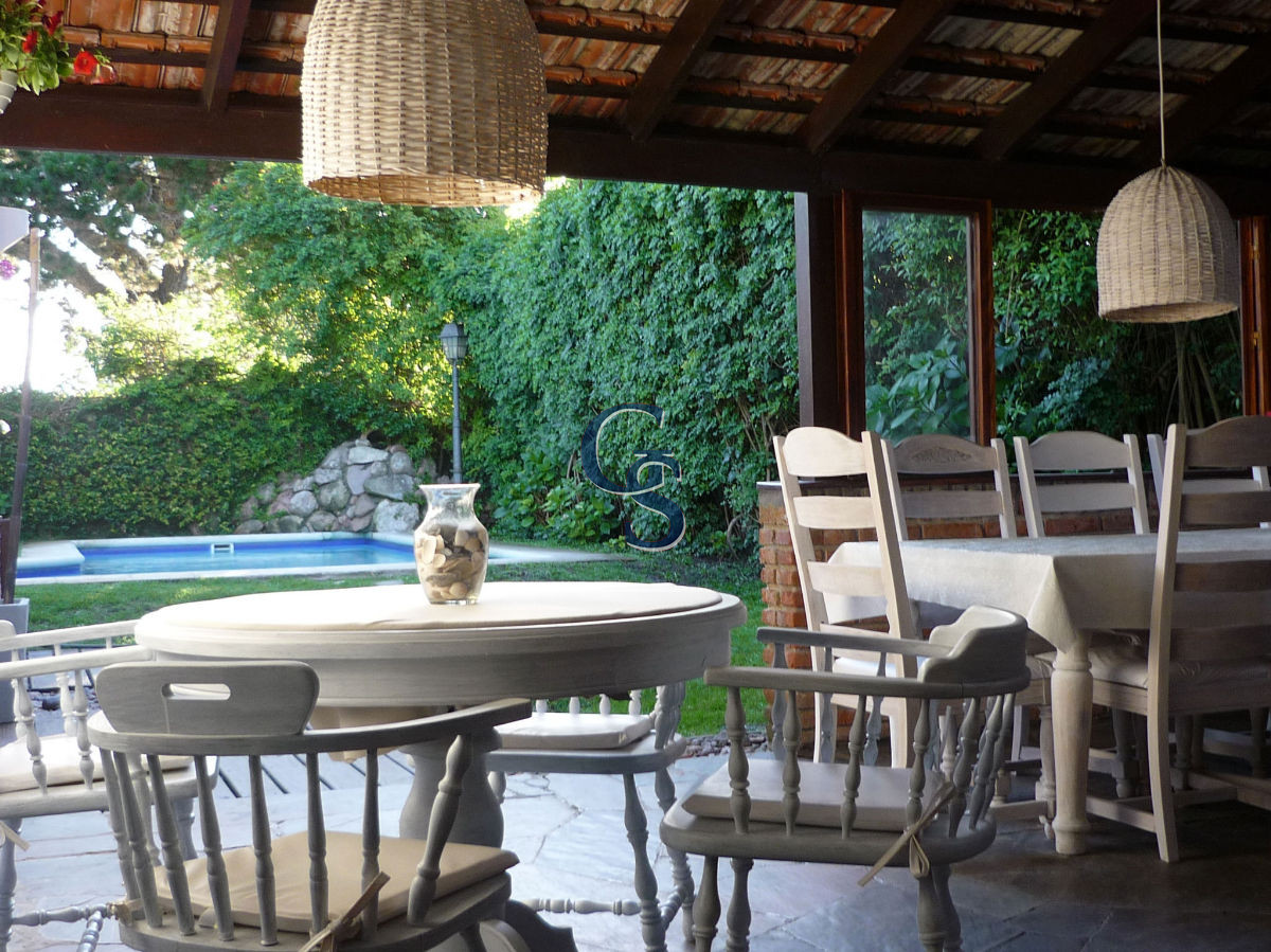 Casa ID.295237 - A la altura de parada 10 de Playa Mansa y a metros del mar. 