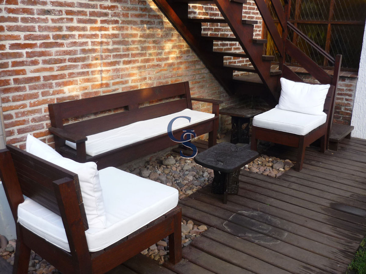 Casa ID.295237 - A la altura de parada 10 de Playa Mansa y a metros del mar. 