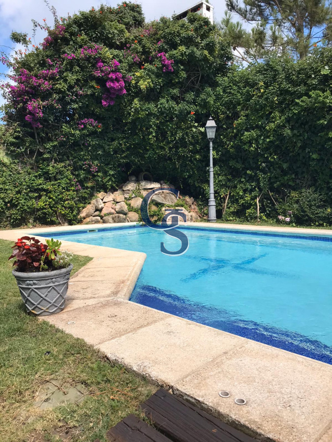 Casa ID.295237 - A la altura de parada 10 de Playa Mansa y a metros del mar. 