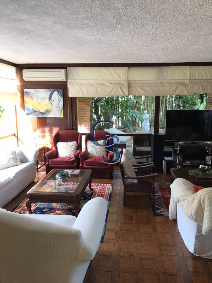 Casa ID.295237 - A la altura de parada 10 de Playa Mansa y a metros del mar. 