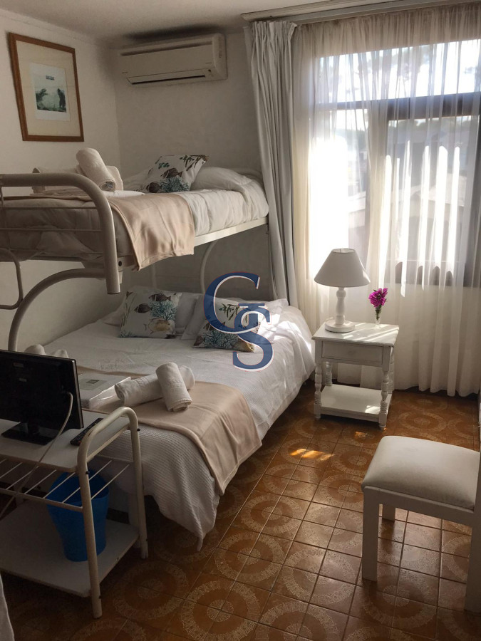 Casa ID.295237 - A la altura de parada 10 de Playa Mansa y a metros del mar. 