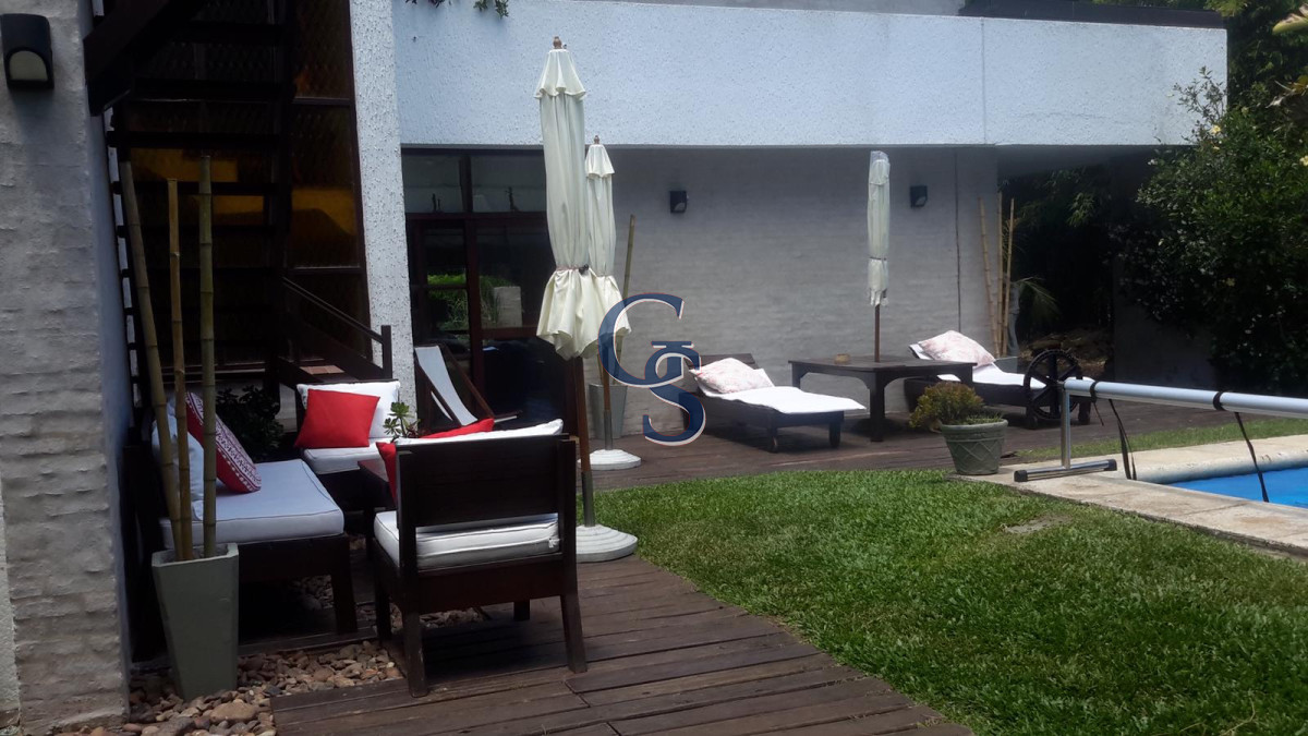 Casa ID.295237 - A la altura de parada 10 de Playa Mansa y a metros del mar. 
