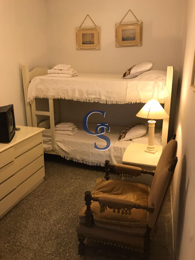 Casa ID.295237 - A la altura de parada 10 de Playa Mansa y a metros del mar. 