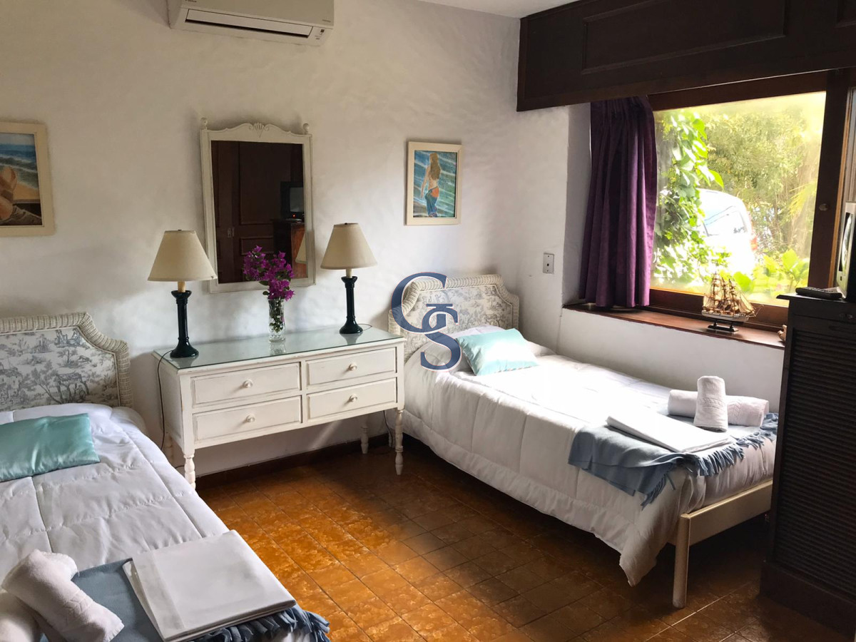Casa ID.295237 - A la altura de parada 10 de Playa Mansa y a metros del mar. 