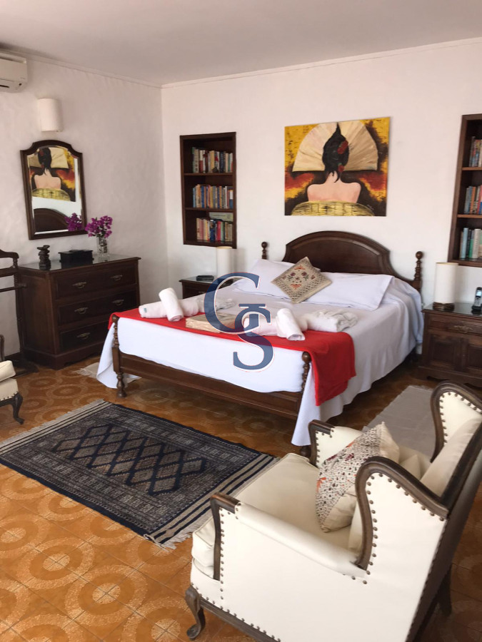 Casa ID.295237 - A la altura de parada 10 de Playa Mansa y a metros del mar. 