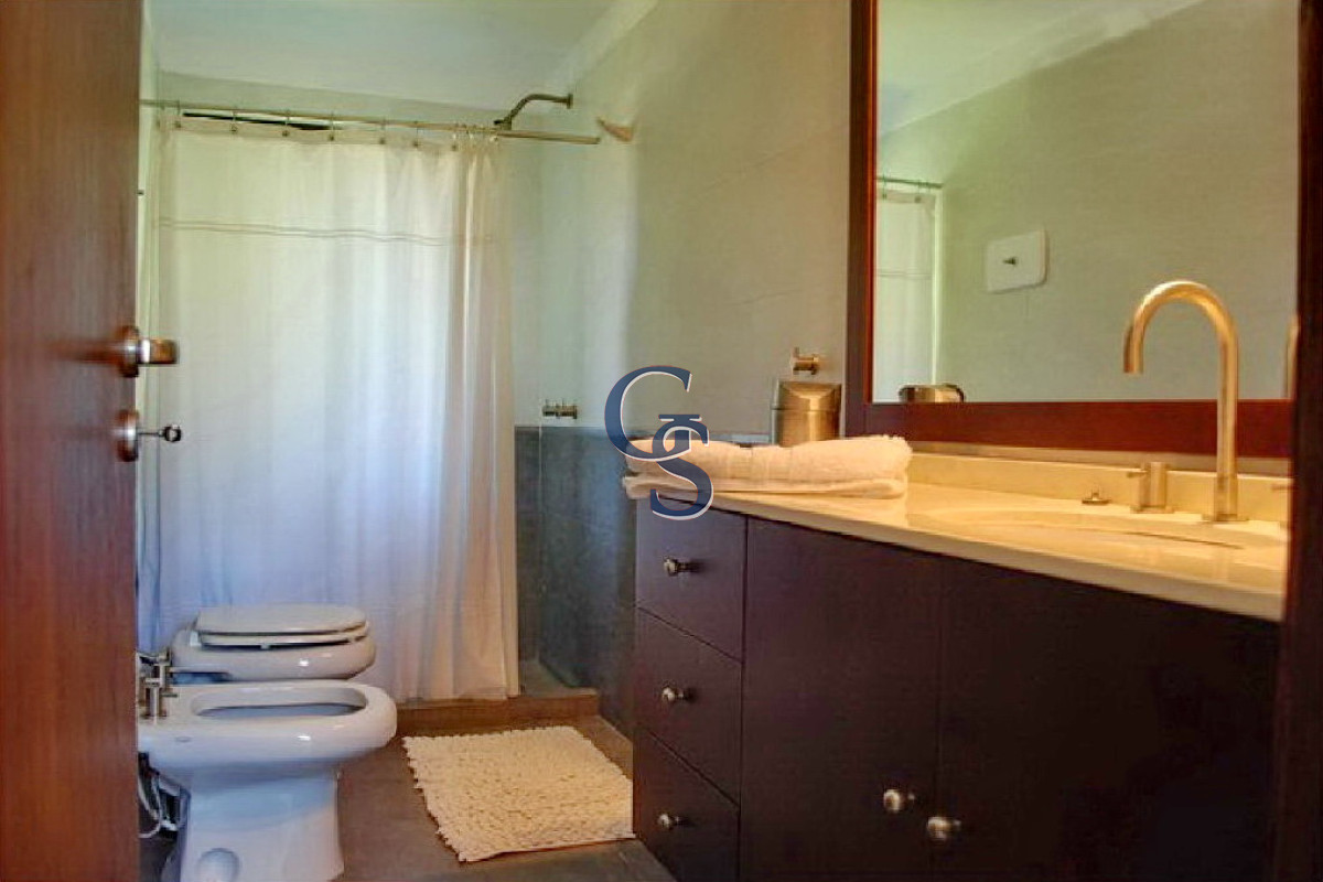 Casa ID.299971 - Excelente casa en Rincòn del Indio, playa brava parada 26 y media a unas cuadras de la rambla.-