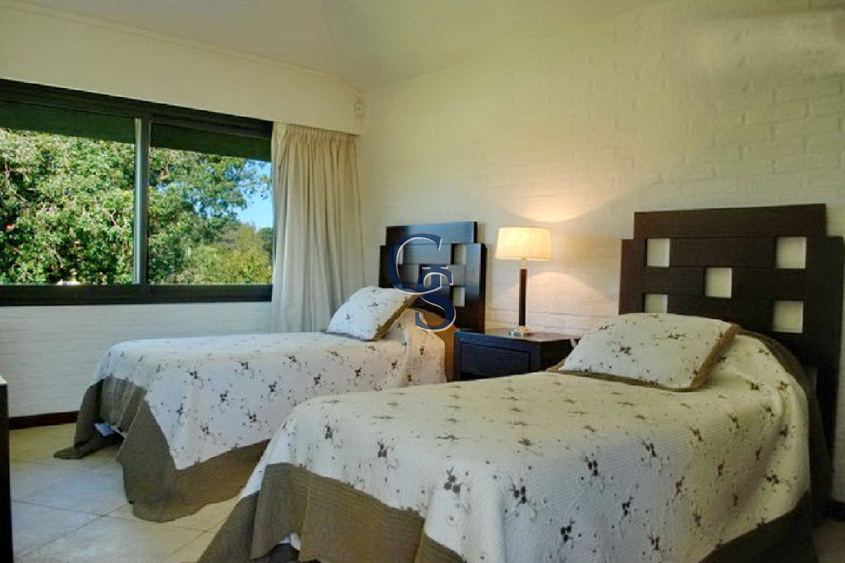 Casa ID.299971 - Excelente casa en Rincòn del Indio, playa brava parada 26 y media a unas cuadras de la rambla.-