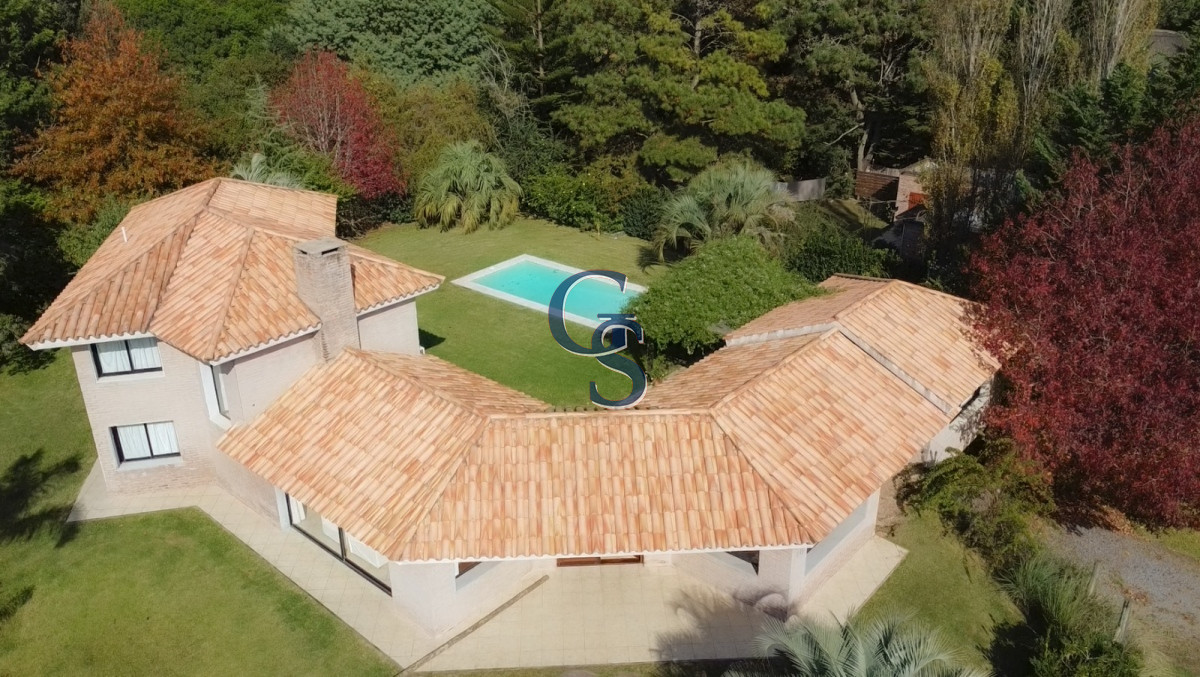 Casa ID.299971 - Excelente casa en Rincòn del Indio, playa brava parada 26 y media a unas cuadras de la rambla.-