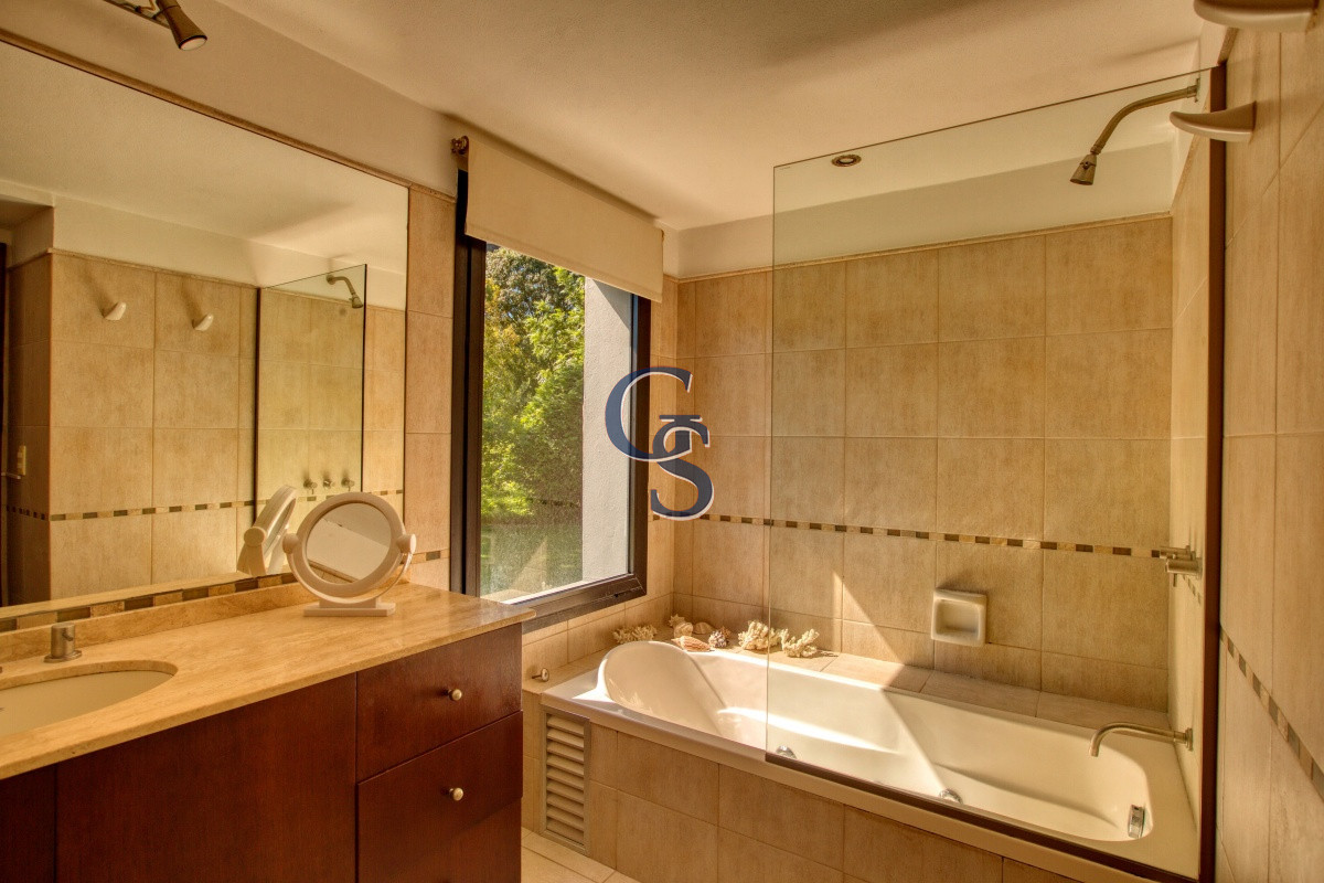 Casa ID.299971 - Excelente casa en Rincòn del Indio, playa brava parada 26 y media a unas cuadras de la rambla.-