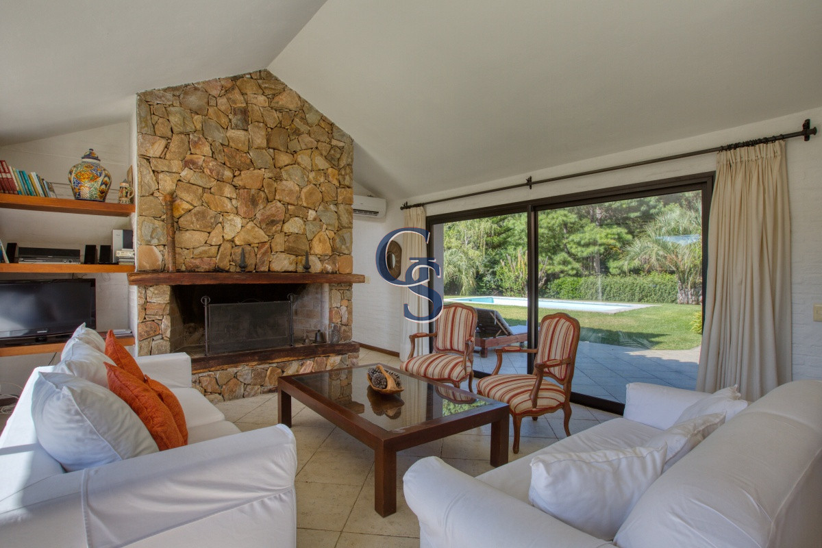 Casa ID.299971 - Excelente casa en Rincòn del Indio, playa brava parada 26 y media a unas cuadras de la rambla.-