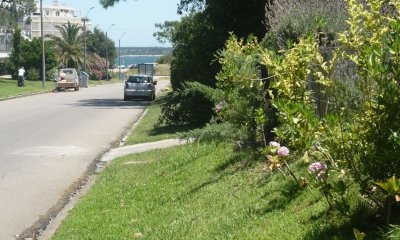 A la altura de parada 10 de Playa Mansa y a metros del mar.