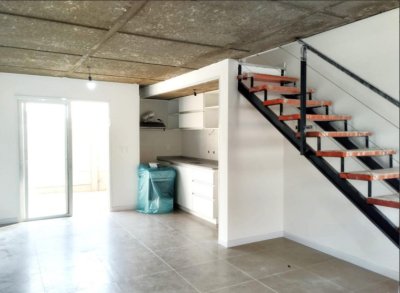 Apartamento de 2 Dormitorios con estacionamiento y pequeño patio sin gastos comunes