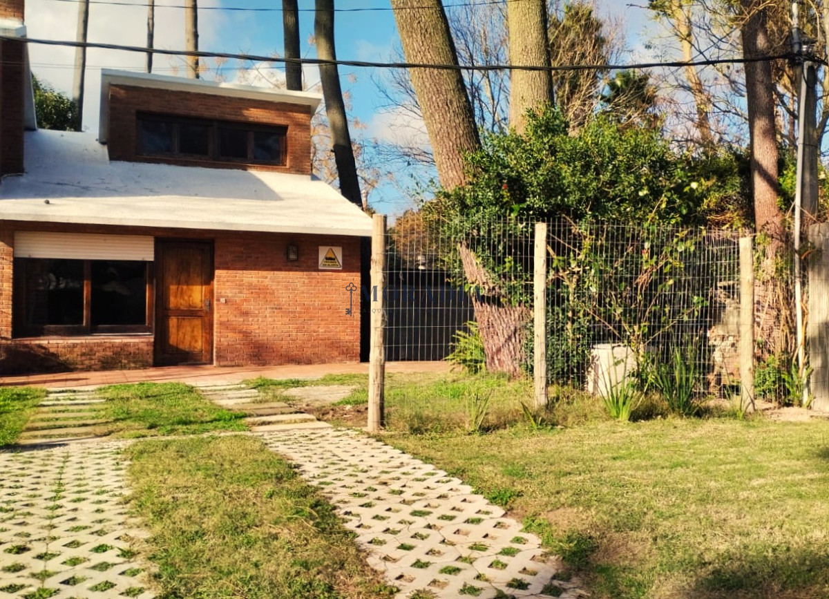 Casa ID.20 - En alquiler anual Casa 3 Dormitorios con estufa y parrillero en Altos del Pinar