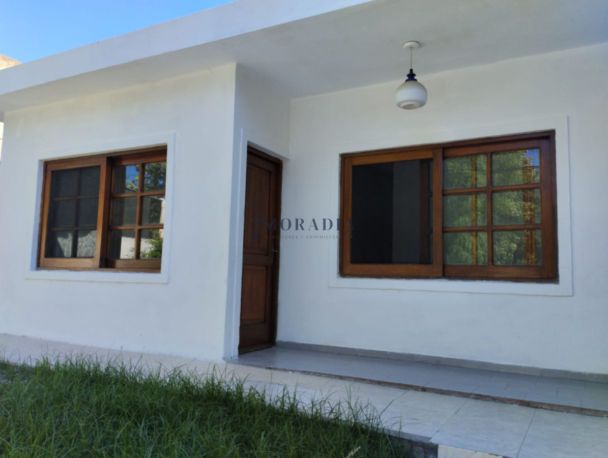 Casa ID.8 - CASA 3 Dormitorios con estufa a leña, parrillero y patio al frente