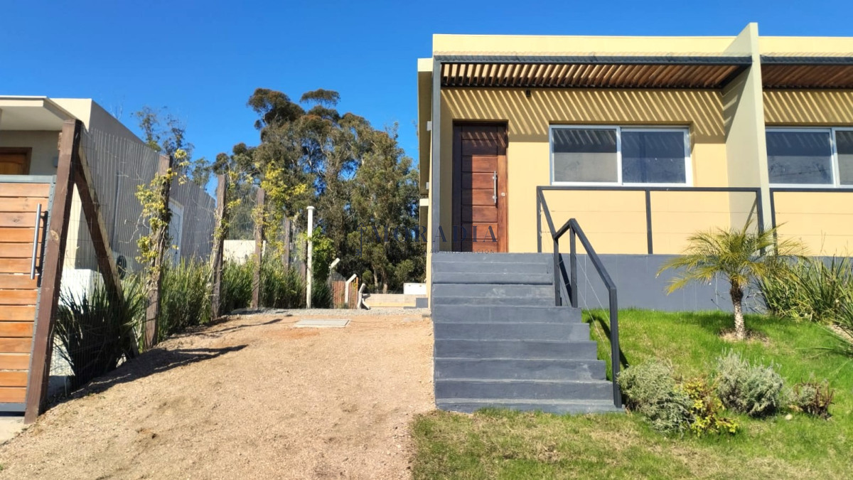 Casa ID.16 - Casa Dúplex en Altos de la Laguna de 2 Dormitorios con Estacionamiento y Parrillero