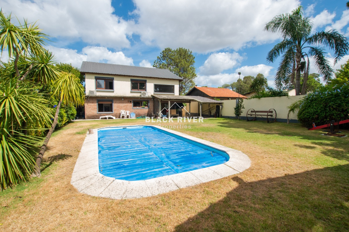 Casa ID.58872 - Venta casa de 5 dormitorio con piscina en Pinares. 