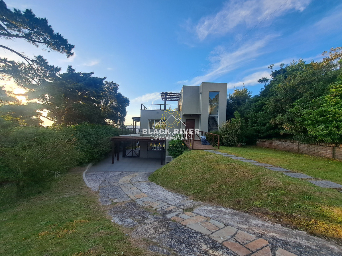 Casa ID.66989 - Casa Moderna en venta a pasos del mar en Playa Solanas Punta ballena uruguay