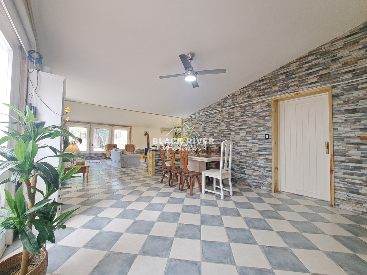 Casa ID.66788 - Casa con piscina en alquiler  4 dormitorios Playa Mansa - Punta del Este
