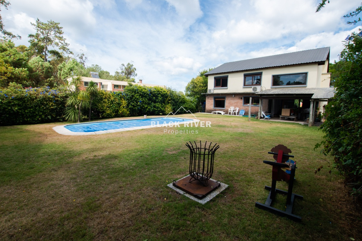Casa ID.58872 - Venta casa de 5 dormitorio con piscina en Pinares. 