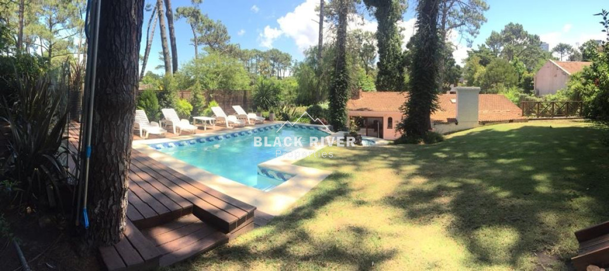 Casa ID.65956 - Casa de 3 dormitorios con psicina en alquiler anual Playa mansa Punta del Este