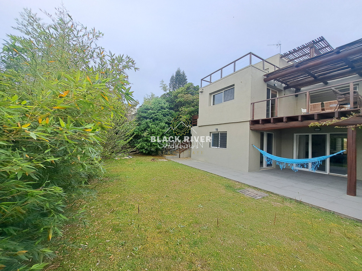 Casa ID.66989 - Casa Moderna en venta a pasos del mar en Playa Solanas Punta ballena uruguay