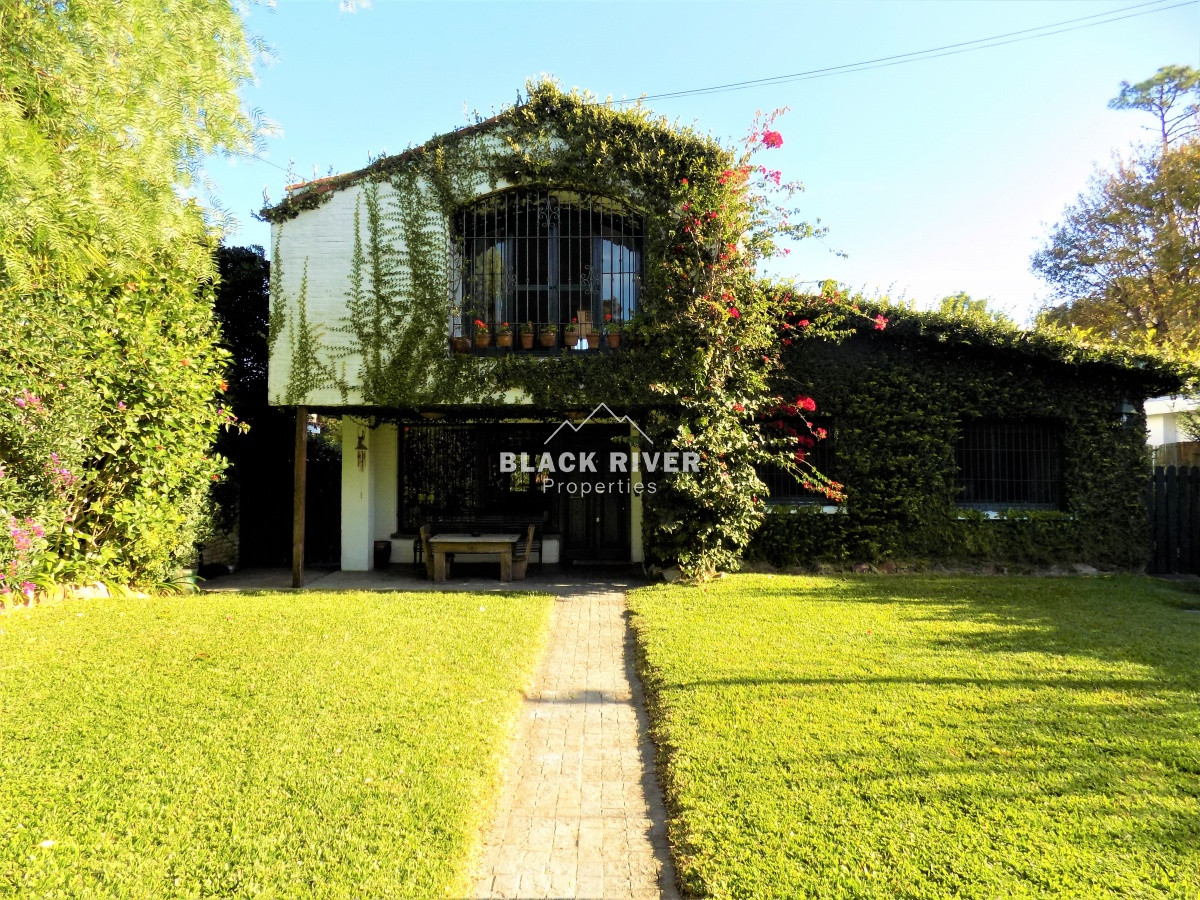 Casa ID.35 - Venta Casa de 4 Dormitorios en Playa Mansa, Punta del Este