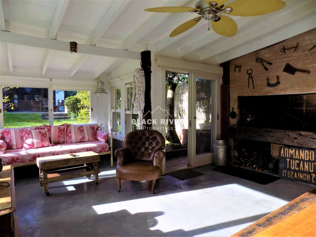 Casa ID.35 - Venta Casa de 4 Dormitorios en Playa Mansa, Punta del Este