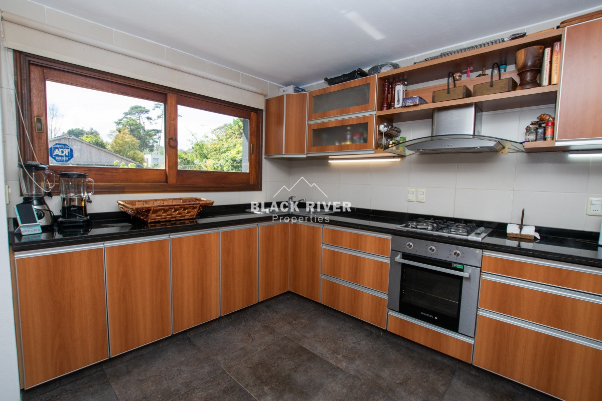 Casa ID.58872 - Venta casa de 5 dormitorio con piscina en Pinares. 