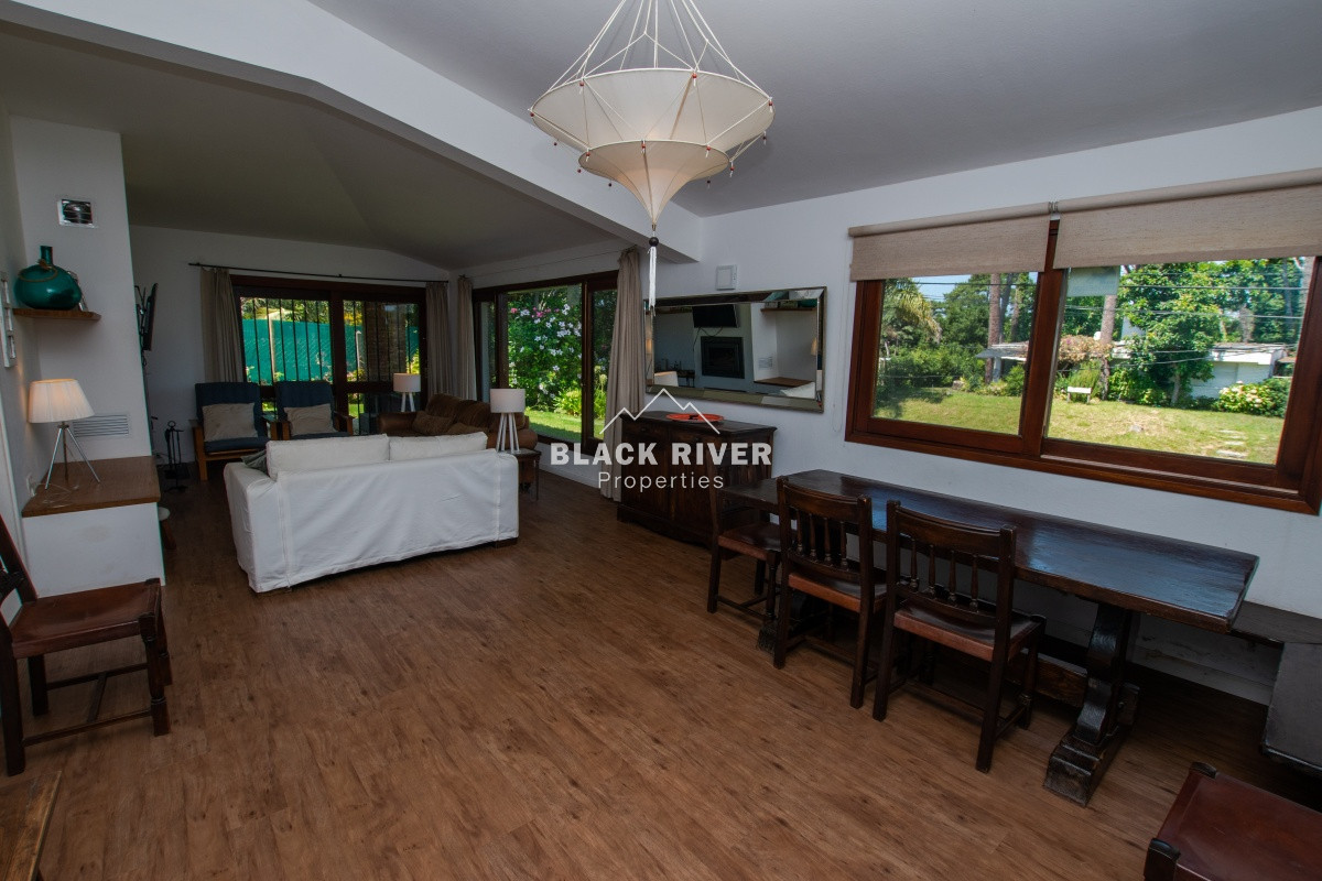 Casa ID.65981 - Casa en Venta en Playa Mansa de 3 dormitorios con piscina 