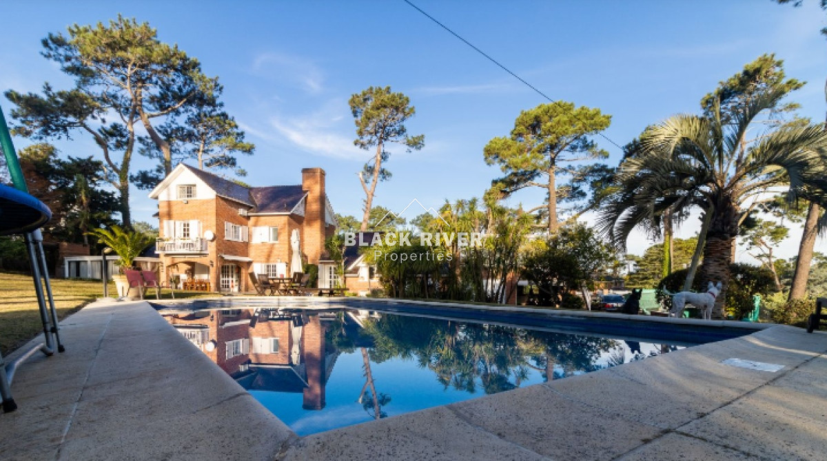 Casa ID.66807 - Casa de 6 dormitorios con piscina en venta en Playa Mansa con piscina Punta del Este 