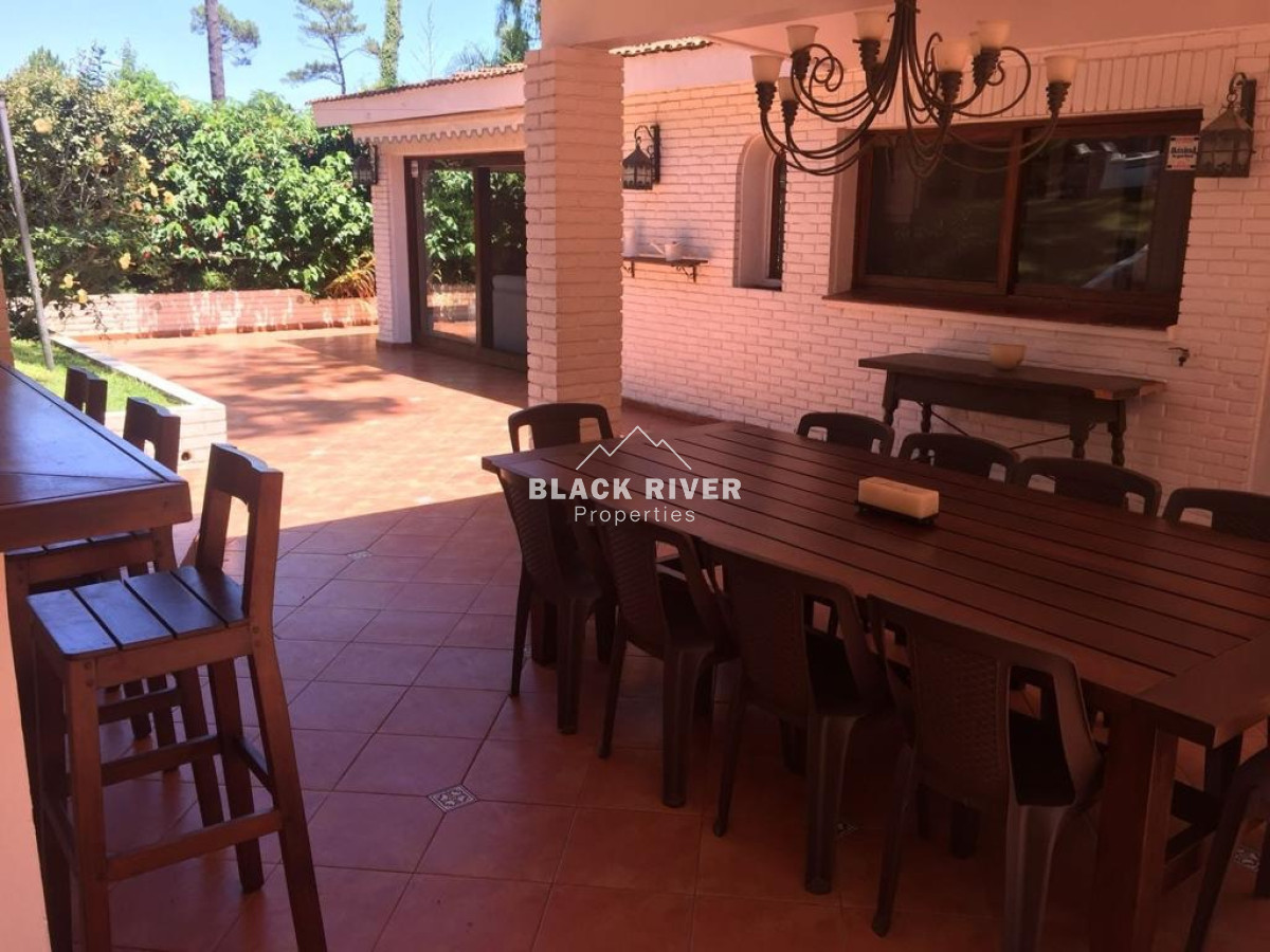 Casa ID.65956 - Casa de 3 dormitorios con psicina en alquiler anual Playa mansa Punta del Este