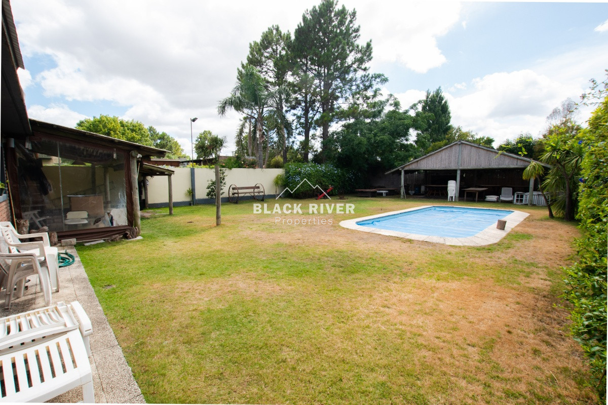 Casa ID.58872 - Venta casa de 5 dormitorio con piscina en Pinares. 