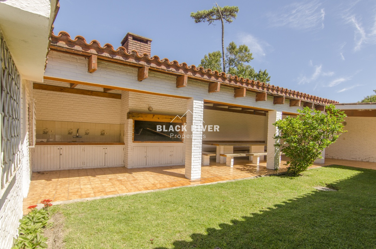 Casa ID.57934 - Casa de 4 dormitorios en venta parada 7 de Playa Mansa Punta del Este
