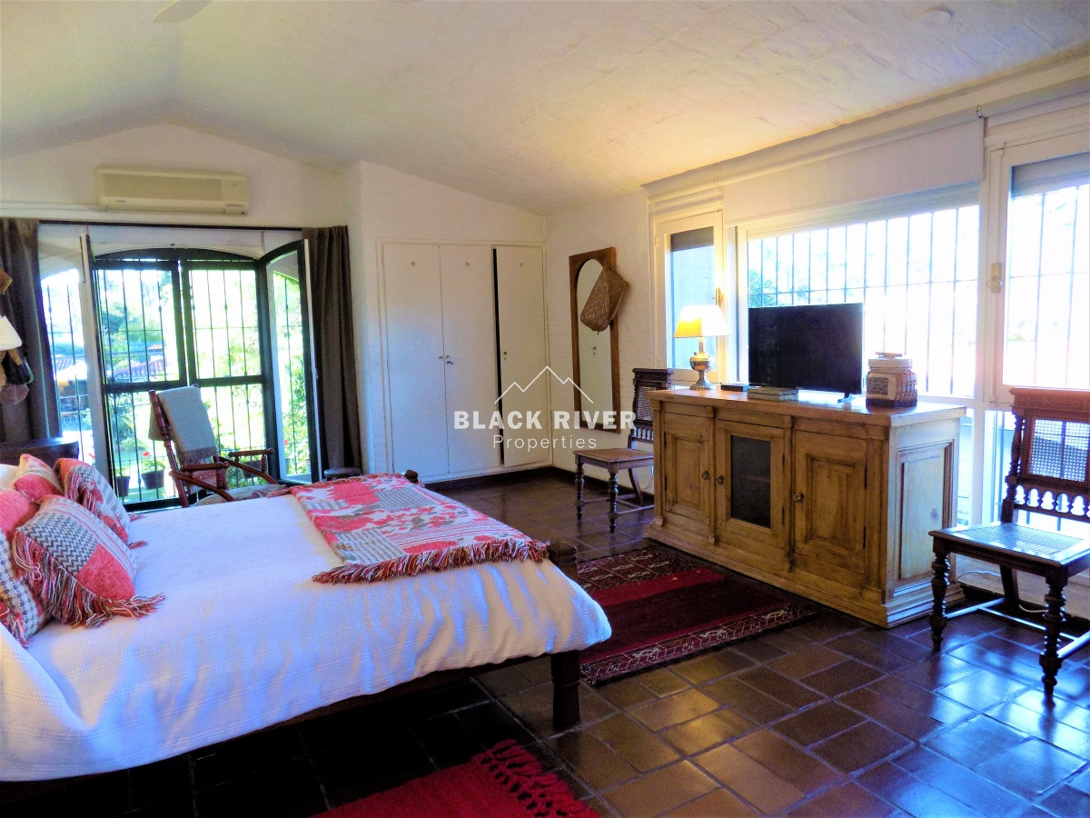 Casa ID.35 - Venta Casa de 4 Dormitorios en Playa Mansa, Punta del Este