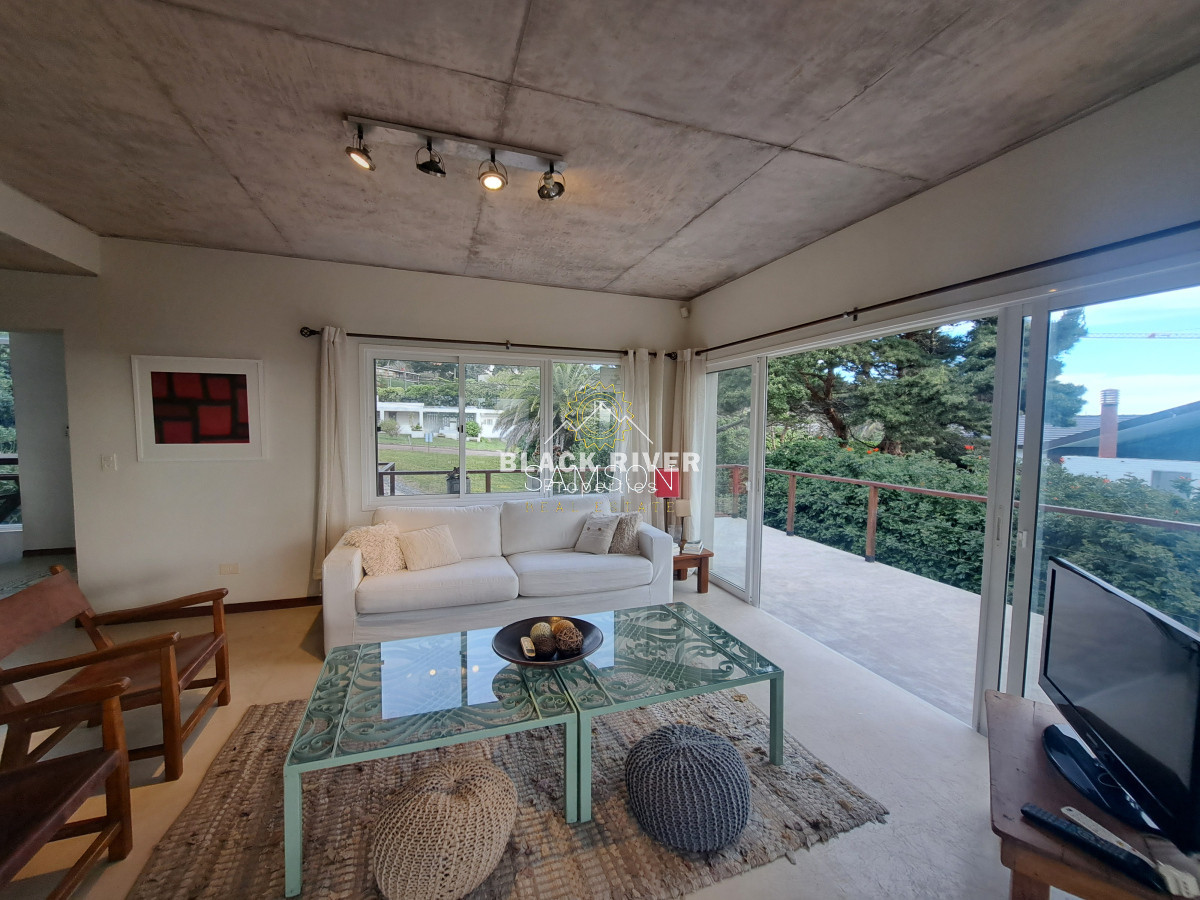 Casa ID.66989 - Casa Moderna en venta a pasos del mar en Playa Solanas Punta ballena uruguay