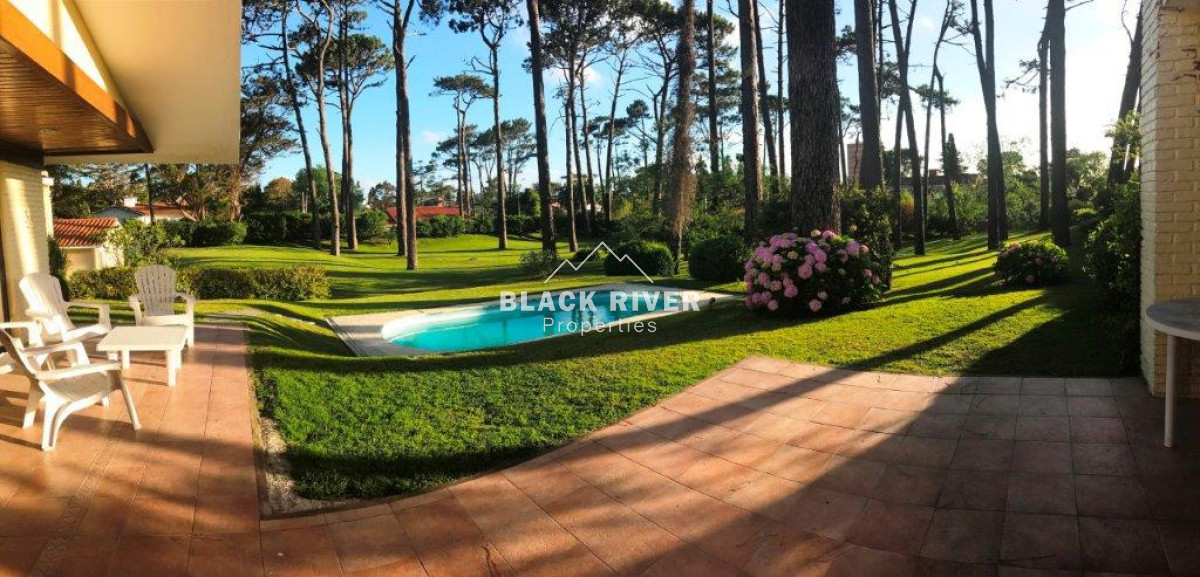 Casa ID.66187 - Venta casa 3 dormitorios en Suite con piscina y casa de huéspedes en terreno de 3500 mts
