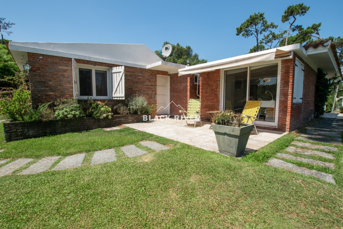 Casa ID.65981 - Casa en Venta en Playa Mansa de 3 dormitorios con piscina 