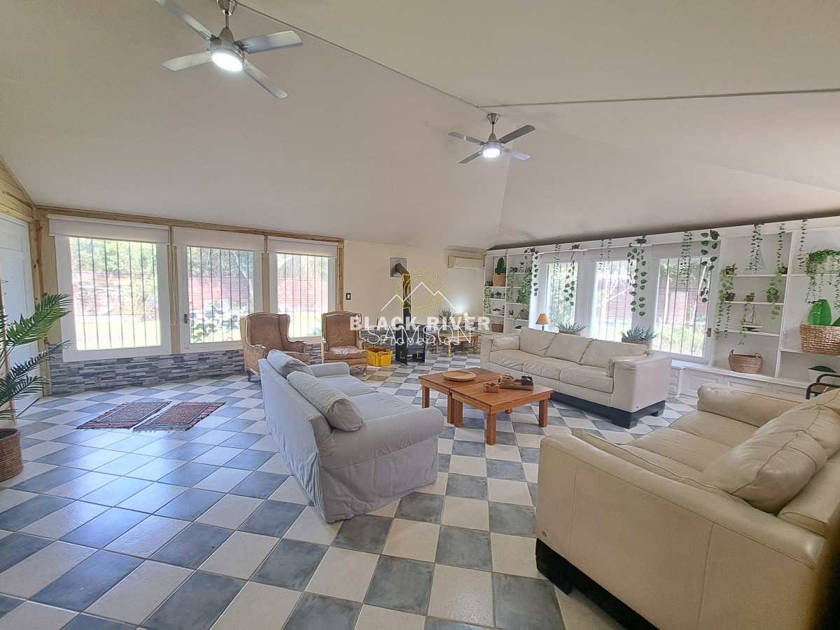 Casa ID.66788 - Casa con piscina en alquiler  4 dormitorios Playa Mansa - Punta del Este