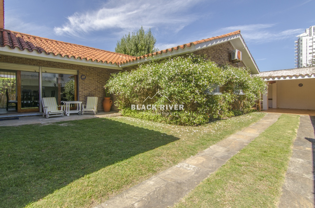 Casa ID.57934 - Casa de 4 dormitorios en venta parada 7 de Playa Mansa Punta del Este