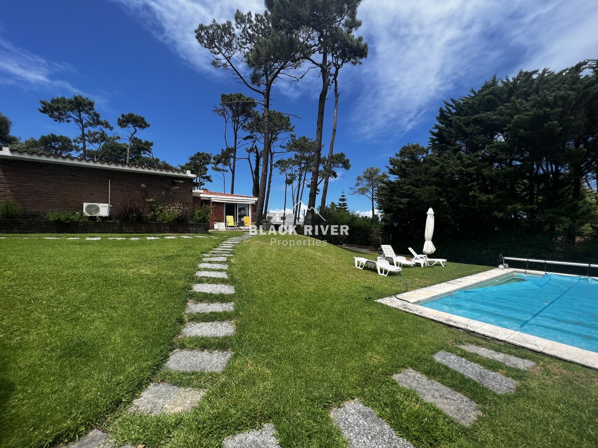 Casa ID.65981 - Casa en Venta en Playa Mansa de 3 dormitorios con piscina 