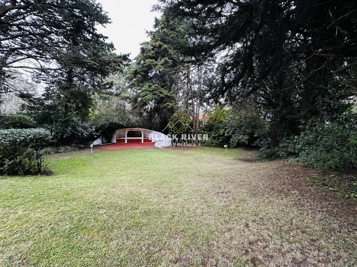 Casa ID.66957 - Casa en venta 4 dormitorios en  Lugano Punta del Este