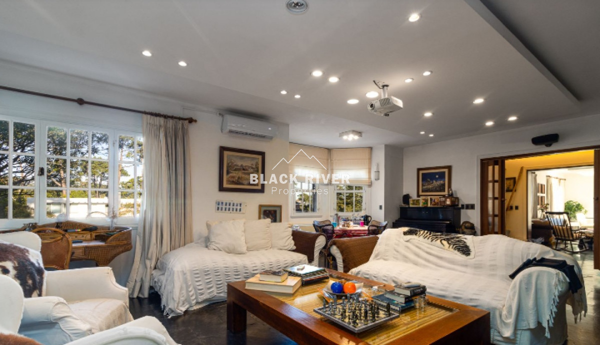 Casa ID.66807 - Casa de 6 dormitorios con piscina en venta en Playa Mansa con piscina Punta del Este 