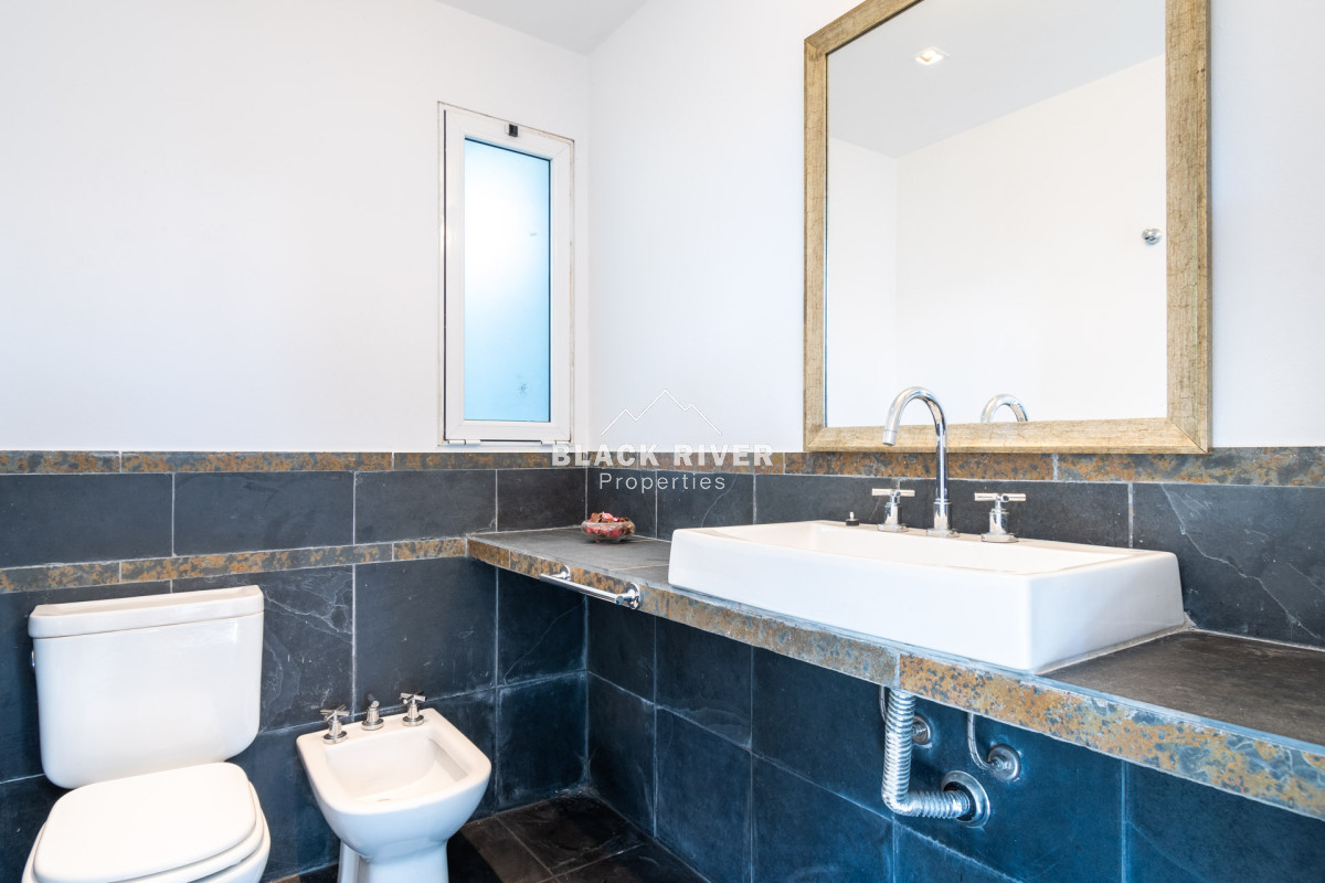 Casa ID.64 - Casa en venta 6 dormitorios con Piscina climatizada Playa Mansa cantegril Punta del Este