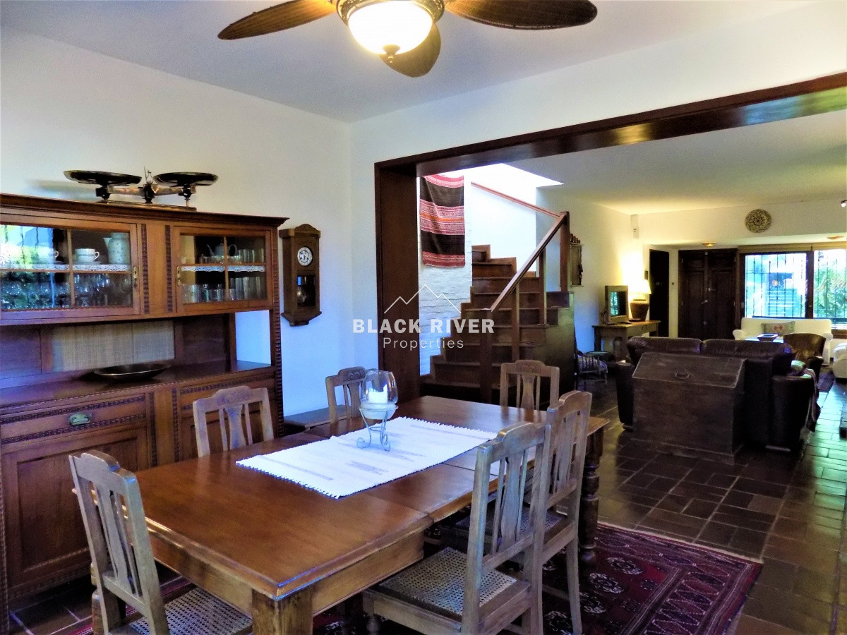 Casa ID.35 - Venta Casa de 4 Dormitorios en Playa Mansa, Punta del Este