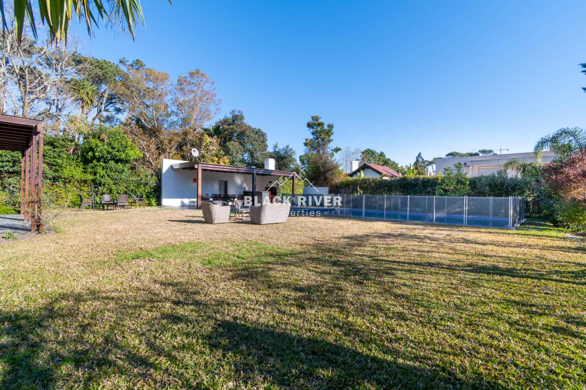 Casa ID.64 - Casa en venta 6 dormitorios con Piscina climatizada Playa Mansa cantegril Punta del Este