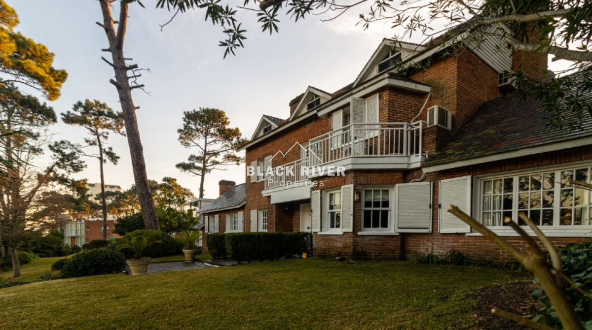 Casa ID.66807 - Casa de 6 dormitorios con piscina en venta en Playa Mansa con piscina Punta del Este 